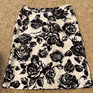 WHITE HOUSE BLACK MARKET. Women’s skirt.